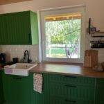 Kuchnia w Domku na mazurach - widok z innego konta